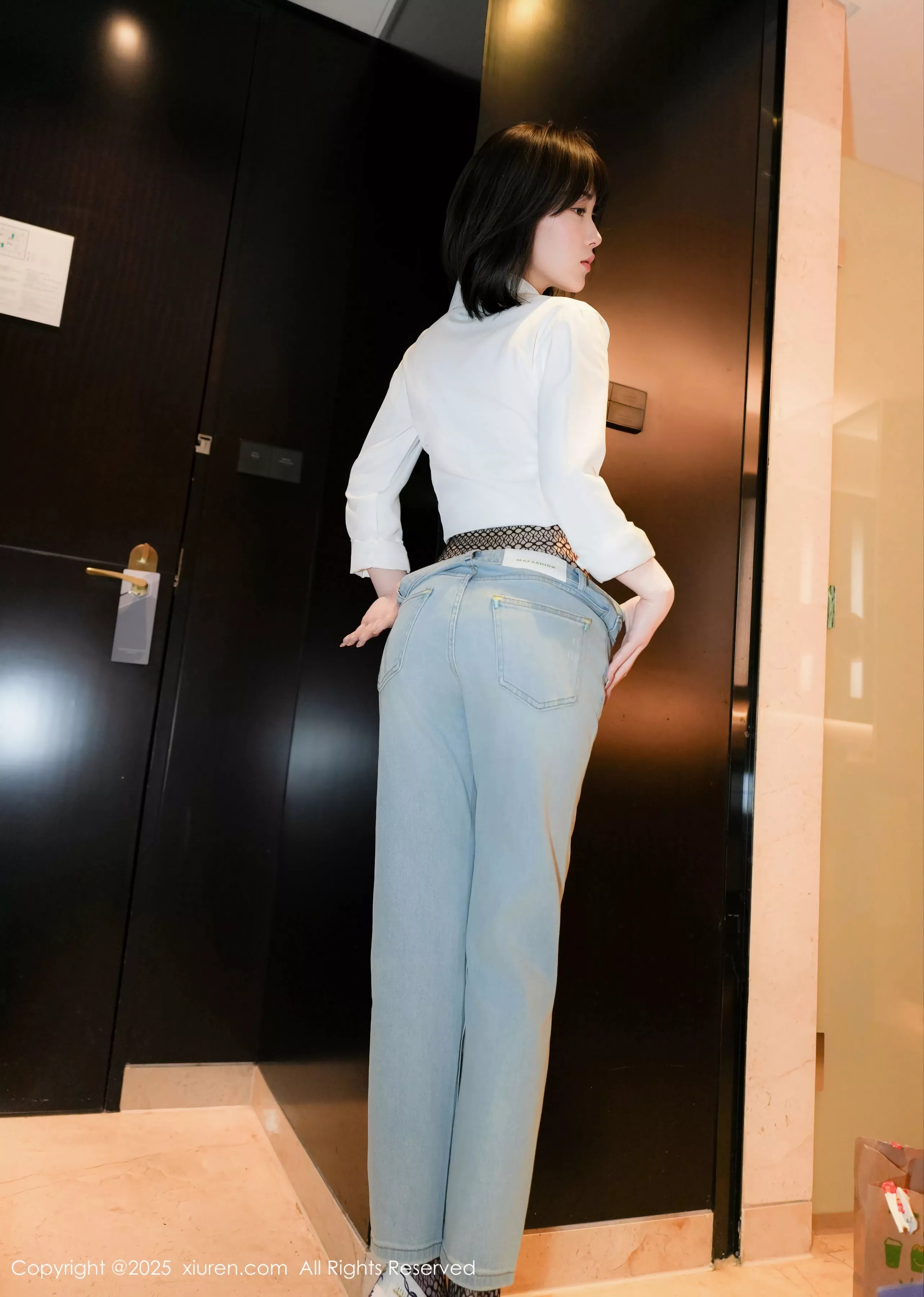 汁汁  [XiuRen]高清写真图 2025.05.06 No.10235 汁汁 蓝色牛仔裤第16张图片