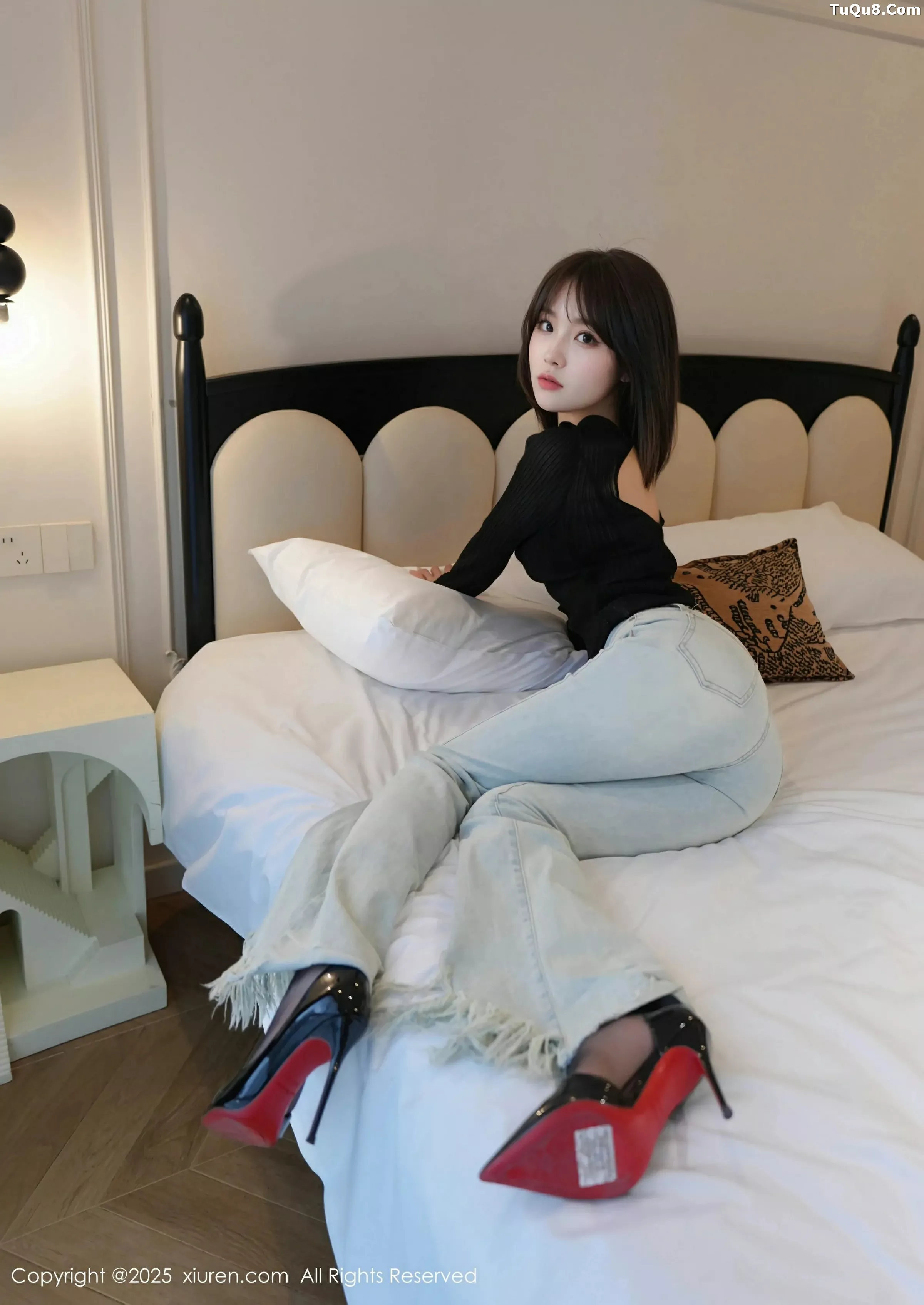 汁汁  [XiuRen]高清写真图 2025.06.06 No.10374 汁汁 蓝色牛仔裤第1张图片