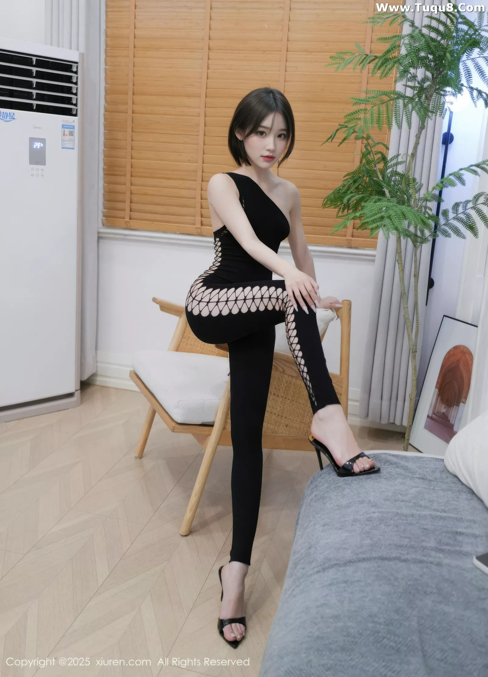 汁汁  [XiuRen]高清写真图 2025.07.18 No.10560 汁汁 黑色连体第7张图片