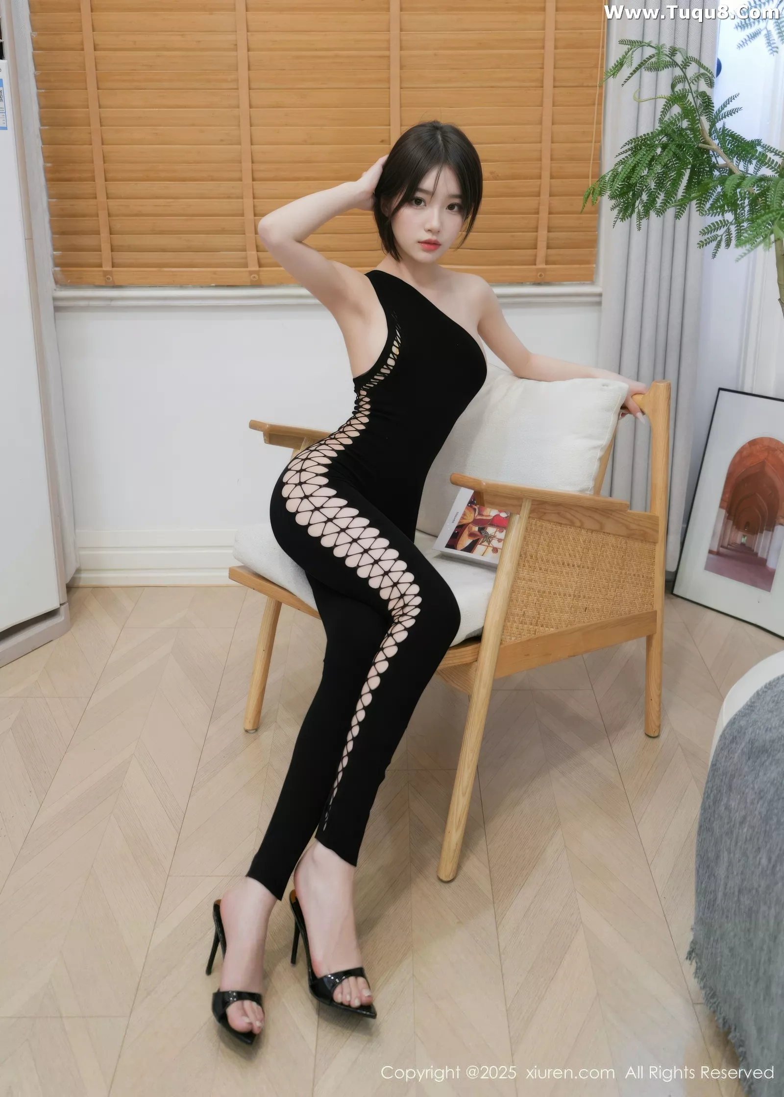 汁汁  [XiuRen]高清写真图 2025.07.18 No.10560 汁汁 黑色连体第10张图片