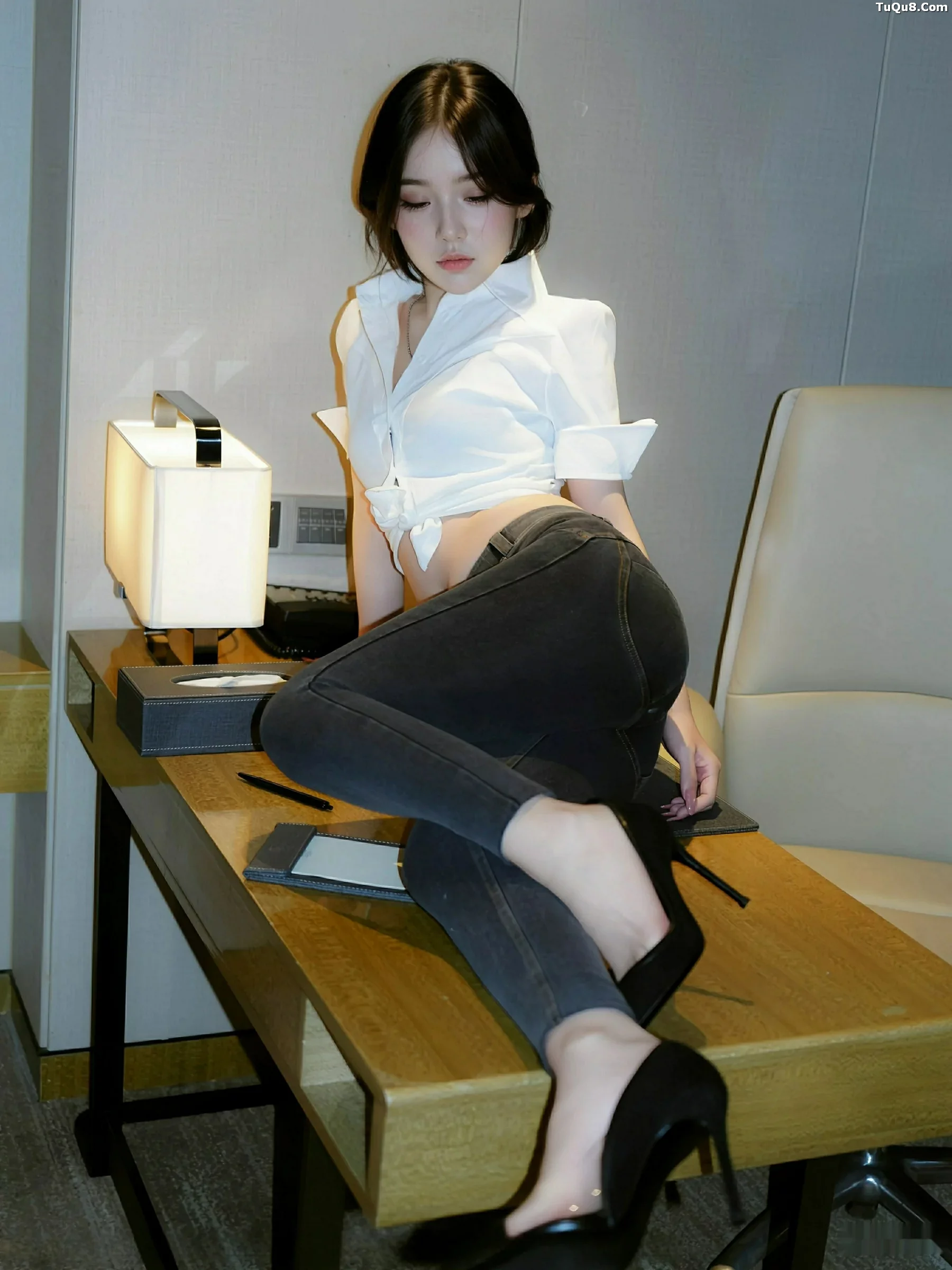 汁汁  [XiuRen]高清写真图 2025.09.19 No.10785 汁汁 性感白T第17张图片