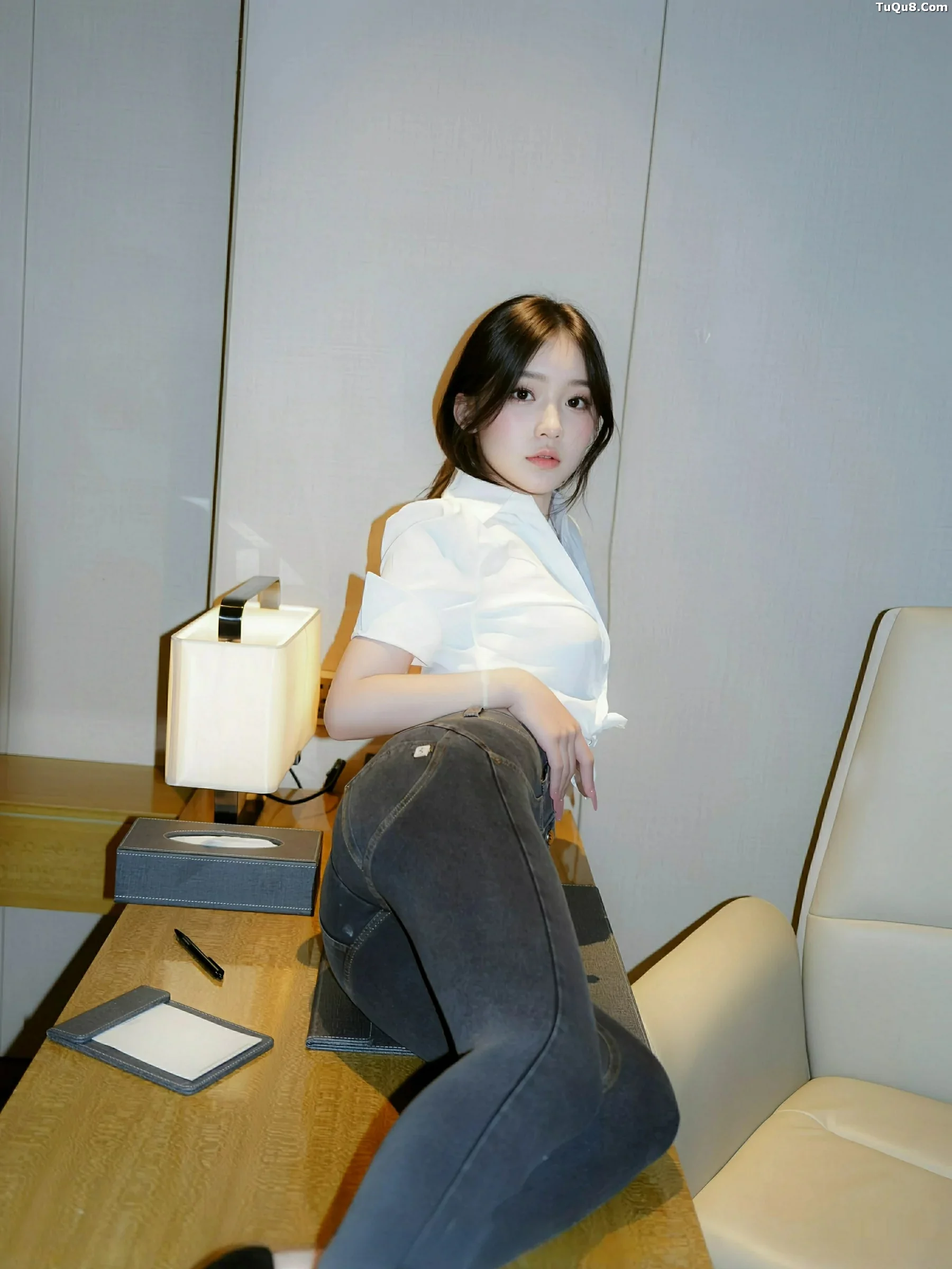 汁汁  [XiuRen]高清写真图 2025.09.19 No.10785 汁汁 性感白T第22张图片