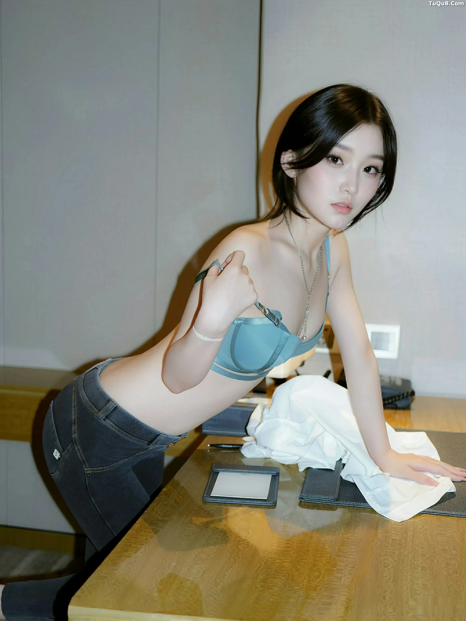 汁汁  [XiuRen]高清写真图 2025.09.19 No.10785 汁汁 性感白T第33张图片