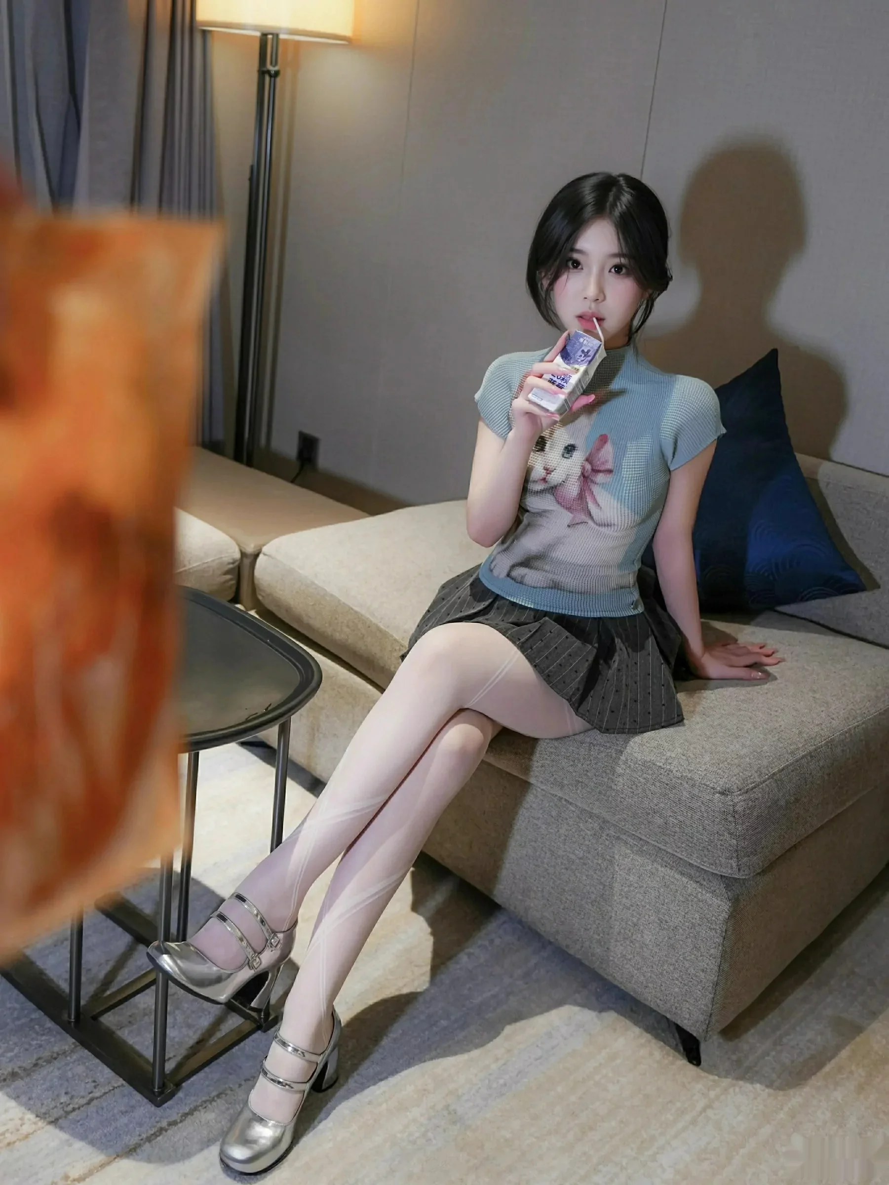 汁汁  [XiuRen]高清写真图 2025.09.30 No.10830 汁汁 灰色短裙第2张图片