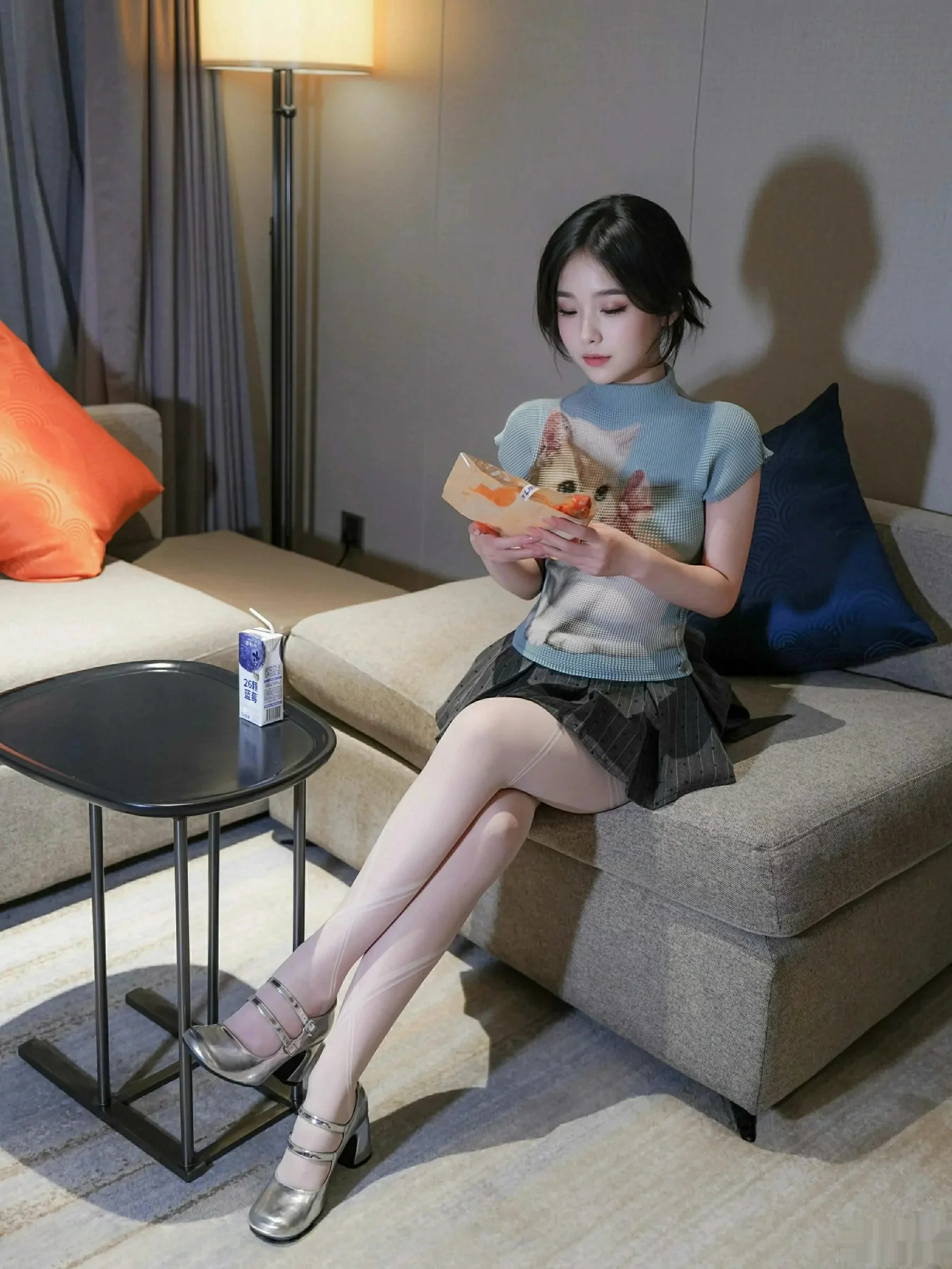 汁汁  [XiuRen]高清写真图 2025.09.30 No.10830 汁汁 灰色短裙第13张图片
