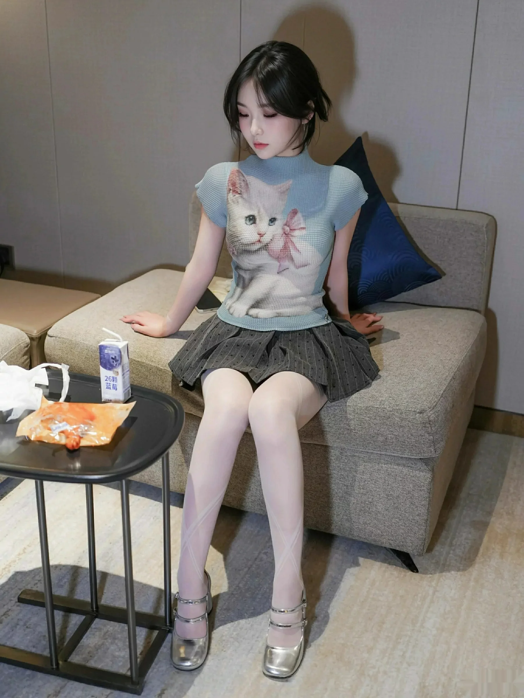 汁汁  [XiuRen]高清写真图 2025.09.30 No.10830 汁汁 灰色短裙第27张图片