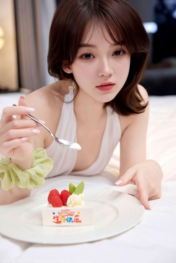 汁汁   秀人网XiuRen 10584号模特汁汁：白色连衣短裙私房写真，极致甜美与性感诱惑的生日主题大片第26张图片