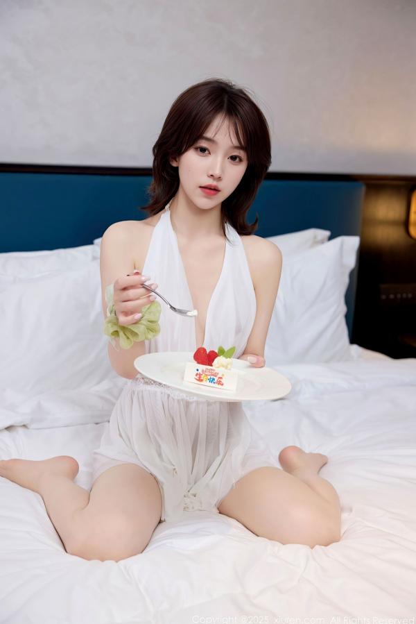 汁汁   秀人网XiuRen 10584号模特汁汁：白色连衣短裙私房写真，极致甜美与性感诱惑的生日主题大片第27张图片