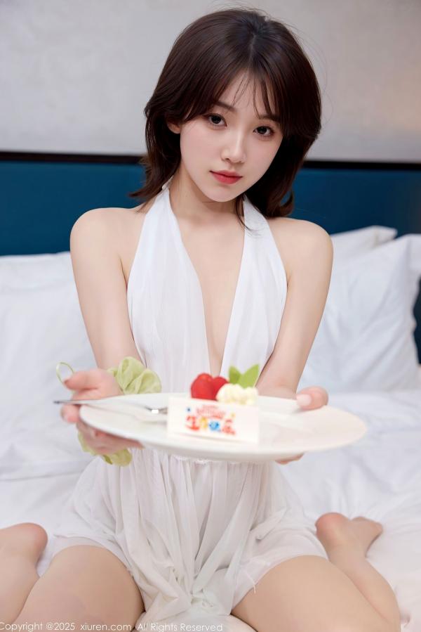 汁汁   秀人网XiuRen 10584号模特汁汁：白色连衣短裙私房写真，极致甜美与性感诱惑的生日主题大片第28张图片