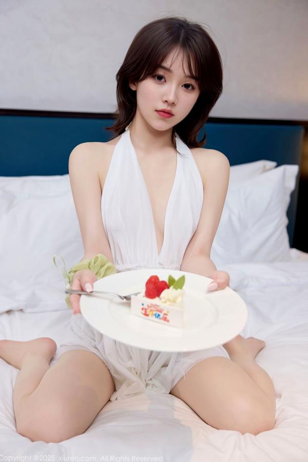 汁汁   秀人网XiuRen 10584号模特汁汁：白色连衣短裙私房写真，极致甜美与性感诱惑的生日主题大片第29张图片