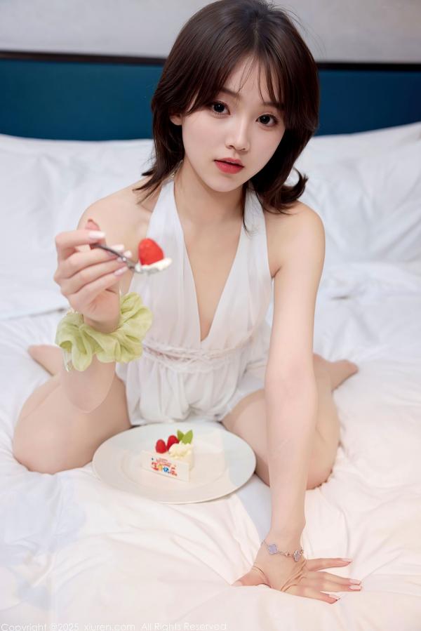 汁汁   秀人网XiuRen 10584号模特汁汁：白色连衣短裙私房写真，极致甜美与性感诱惑的生日主题大片第31张图片