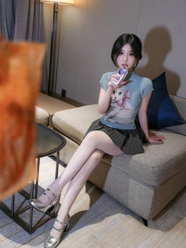 汁汁   汁汁 - 爱吃鸡腿的姑娘：室内私房诱惑，短发清纯与丝袜美腿的性感碰撞 [91P]第2张图片