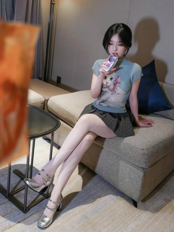 汁汁   汁汁 - 爱吃鸡腿的姑娘：室内私房诱惑，短发清纯与丝袜美腿的性感碰撞 [91P]第3张图片