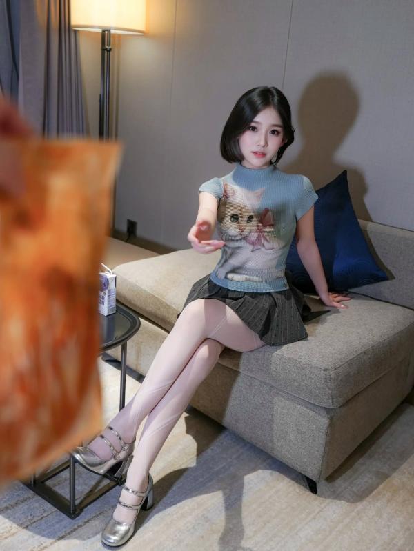 汁汁   汁汁 - 爱吃鸡腿的姑娘：室内私房诱惑，短发清纯与丝袜美腿的性感碰撞 [91P]第5张图片