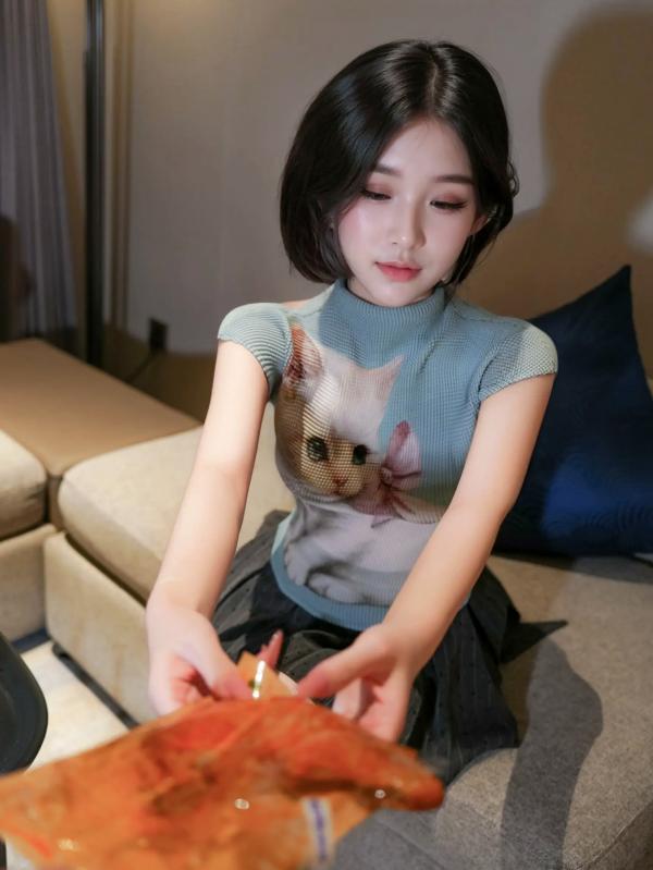 汁汁   汁汁 - 爱吃鸡腿的姑娘：室内私房诱惑，短发清纯与丝袜美腿的性感碰撞 [91P]第6张图片