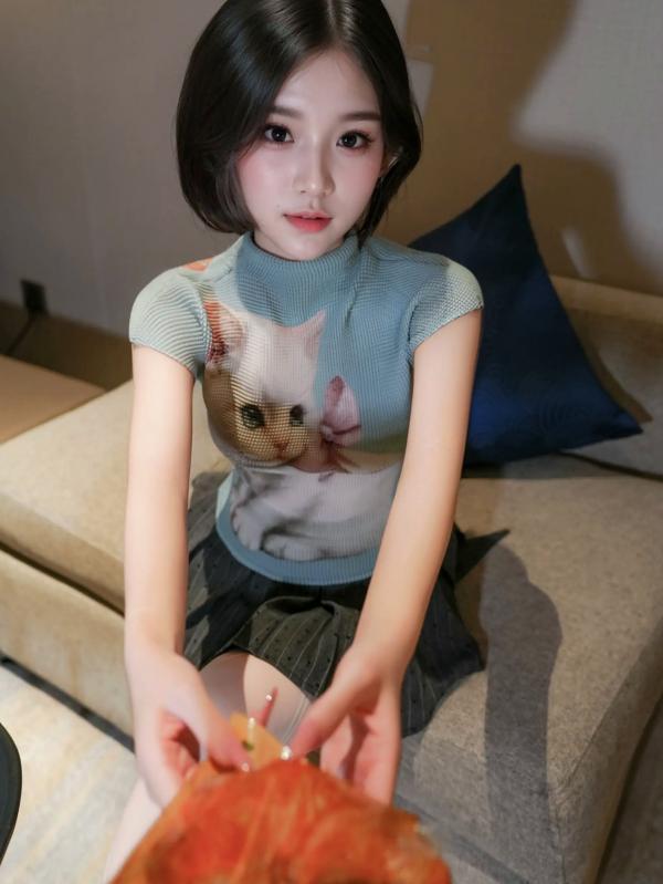 汁汁   汁汁 - 爱吃鸡腿的姑娘：室内私房诱惑，短发清纯与丝袜美腿的性感碰撞 [91P]第7张图片