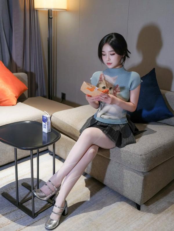 汁汁   汁汁 - 爱吃鸡腿的姑娘：室内私房诱惑，短发清纯与丝袜美腿的性感碰撞 [91P]第8张图片