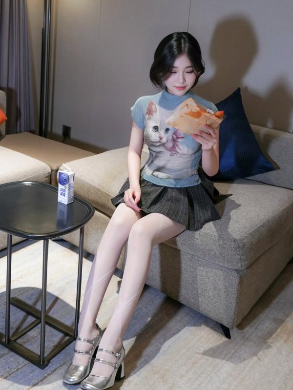 汁汁   汁汁 - 爱吃鸡腿的姑娘：室内私房诱惑，短发清纯与丝袜美腿的性感碰撞 [91P]第9张图片