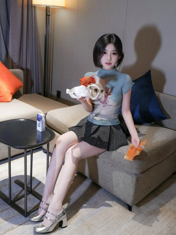 汁汁   汁汁 - 爱吃鸡腿的姑娘：室内私房诱惑，短发清纯与丝袜美腿的性感碰撞 [91P]第10张图片