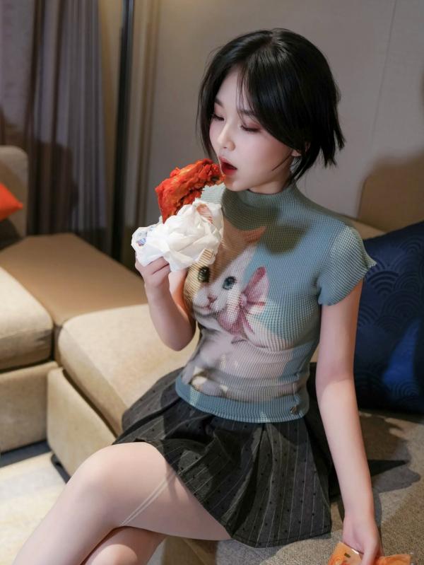 汁汁   汁汁 - 爱吃鸡腿的姑娘：室内私房诱惑，短发清纯与丝袜美腿的性感碰撞 [91P]第12张图片