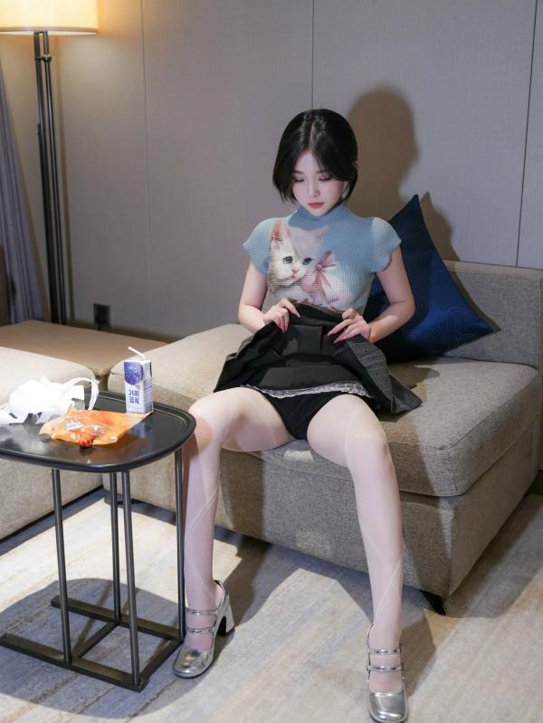 汁汁   汁汁 - 爱吃鸡腿的姑娘：室内私房诱惑，短发清纯与丝袜美腿的性感碰撞 [91P]第13张图片