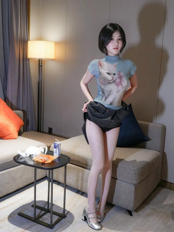 汁汁   汁汁 - 爱吃鸡腿的姑娘：室内私房诱惑，短发清纯与丝袜美腿的性感碰撞 [91P]第14张图片