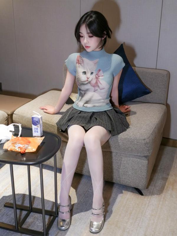 汁汁   汁汁 - 爱吃鸡腿的姑娘：室内私房诱惑，短发清纯与丝袜美腿的性感碰撞 [91P]第23张图片