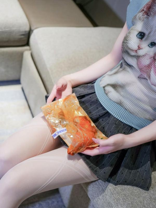 汁汁   汁汁 - 爱吃鸡腿的姑娘：室内私房诱惑，短发清纯与丝袜美腿的性感碰撞 [91P]第66张图片