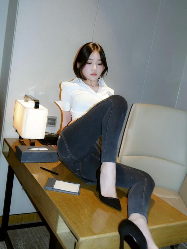 汁汁   汁汁 - 实习期女秘书，职场OL制服与私房内衣双重诱惑 [87P]第44张图片