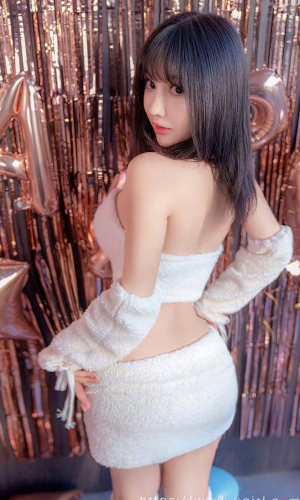 韩熙   UGirlsApp尤果圈爱尤物-2515-韩熙-《爱意暖风》：纯白毛绒装诠释冬日治愈甜美，慵懒室内私房写真，尽显清纯女神魅力第7张图片