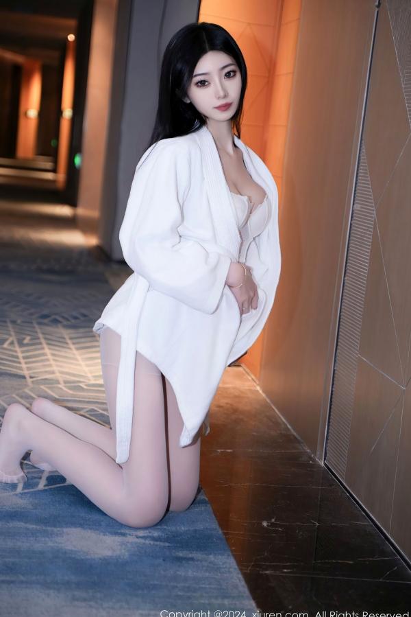 安琪Yee   XiuRen秀人网-7960-安琪Yee-纯欲私房大片，白丝穿搭与白色蕾丝内衣的极致诱惑-2024.01.15第5张图片