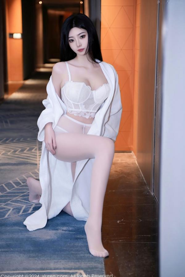 安琪Yee   XiuRen秀人网-7960-安琪Yee-纯欲私房大片，白丝穿搭与白色蕾丝内衣的极致诱惑-2024.01.15第8张图片