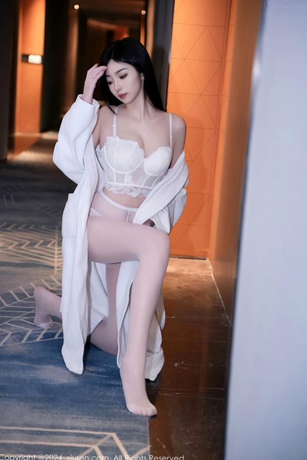 安琪Yee   XiuRen秀人网-7960-安琪Yee-纯欲私房大片，白丝穿搭与白色蕾丝内衣的极致诱惑-2024.01.15第9张图片