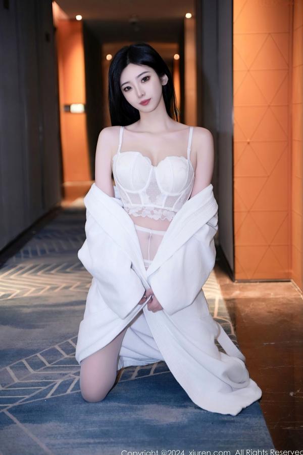 安琪Yee   XiuRen秀人网-7960-安琪Yee-纯欲私房大片，白丝穿搭与白色蕾丝内衣的极致诱惑-2024.01.15第10张图片