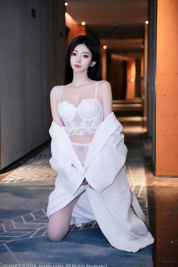 安琪Yee   XiuRen秀人网-7960-安琪Yee-纯欲私房大片，白丝穿搭与白色蕾丝内衣的极致诱惑-2024.01.15第11张图片