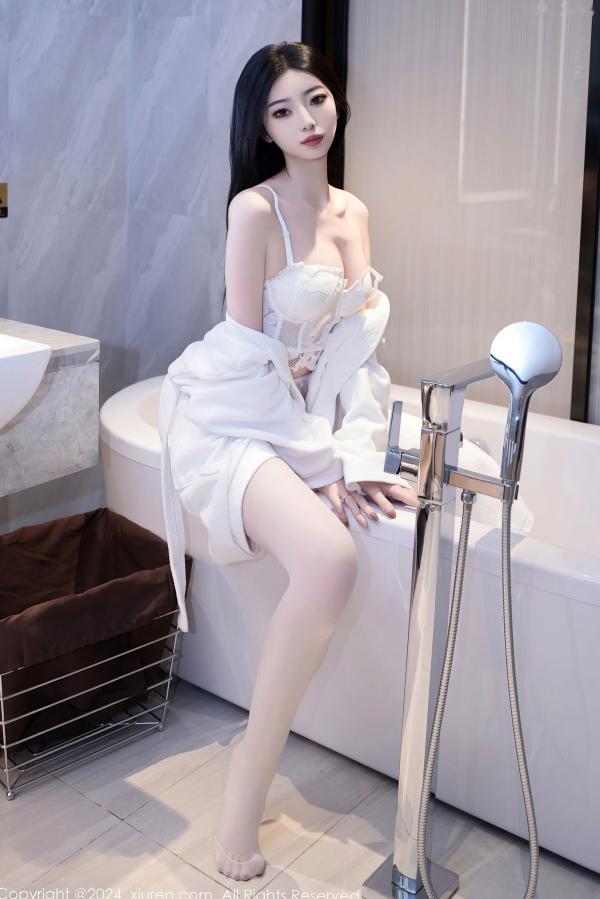 安琪Yee   XiuRen秀人网-7960-安琪Yee-纯欲私房大片，白丝穿搭与白色蕾丝内衣的极致诱惑-2024.01.15第20张图片