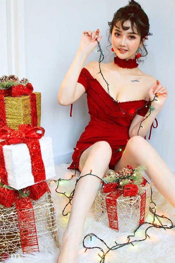 露儿  露儿的圣诞限定 一袭抹胸红色短裙第30张图片