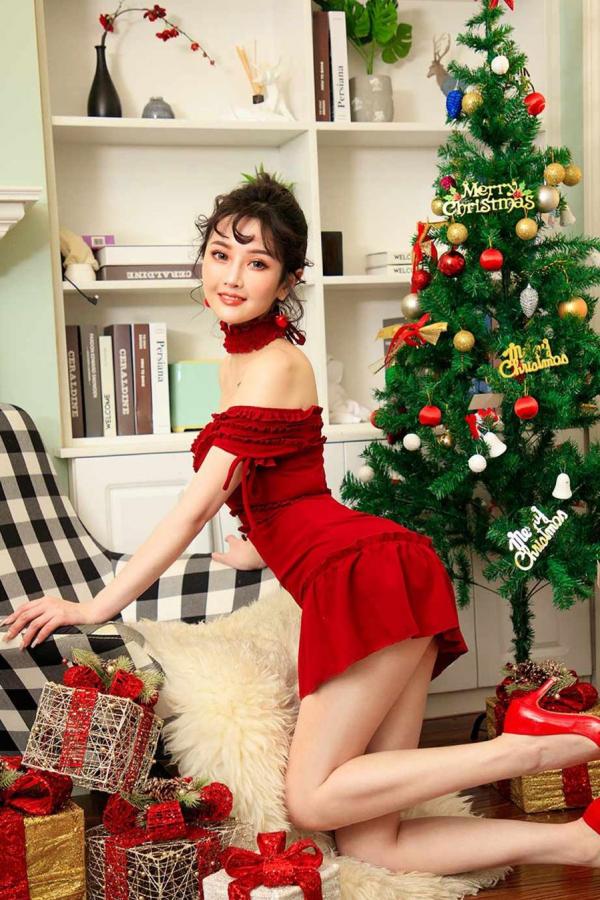 露儿  露儿的圣诞限定 一袭抹胸红色短裙第33张图片