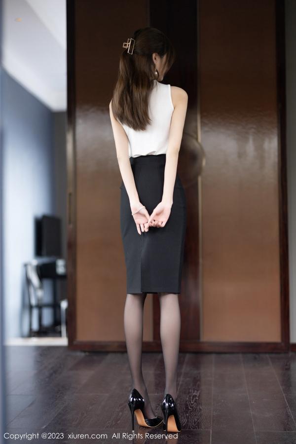 程程程  [XiuRen]高清写真图 2023.01.31 No.6194 程程程- 黑丝短裙第11张图片