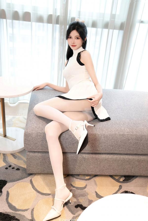程程程   [秀人网] 8544-程程程：白色连衣短裙与黑色内衣的碰撞，白丝长腿居家写真，性感诱惑风格大赏第42张图片