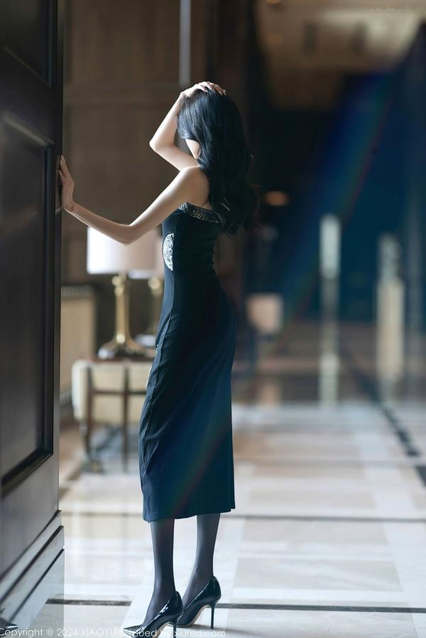 程程程   XiaoYu语画界-1201-程程程-海南旅拍：黑色抹胸长裙彰显冷艳气质，丝滑黑丝与浅褐色内衣勾勒曼妙曲线，极致性感私房大片第3张图片