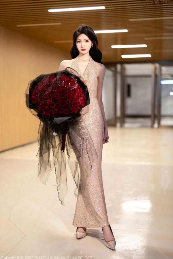 程程程   XiaoYu语画界-1195-程程程-淡金礼服长裙玫瑰花束与黑色轻透情趣内衣私房写真，极致黑丝诱惑，展现冷艳御姐氛围感-2024.01.31第7张图片