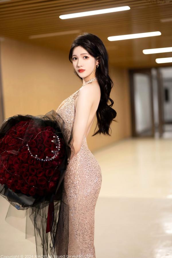 程程程   XiaoYu语画界-1195-程程程-淡金礼服长裙玫瑰花束与黑色轻透情趣内衣私房写真，极致黑丝诱惑，展现冷艳御姐氛围感-2024.01.31第8张图片