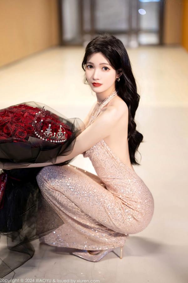 程程程   XiaoYu语画界-1195-程程程-淡金礼服长裙玫瑰花束与黑色轻透情趣内衣私房写真，极致黑丝诱惑，展现冷艳御姐氛围感-2024.01.31第9张图片
