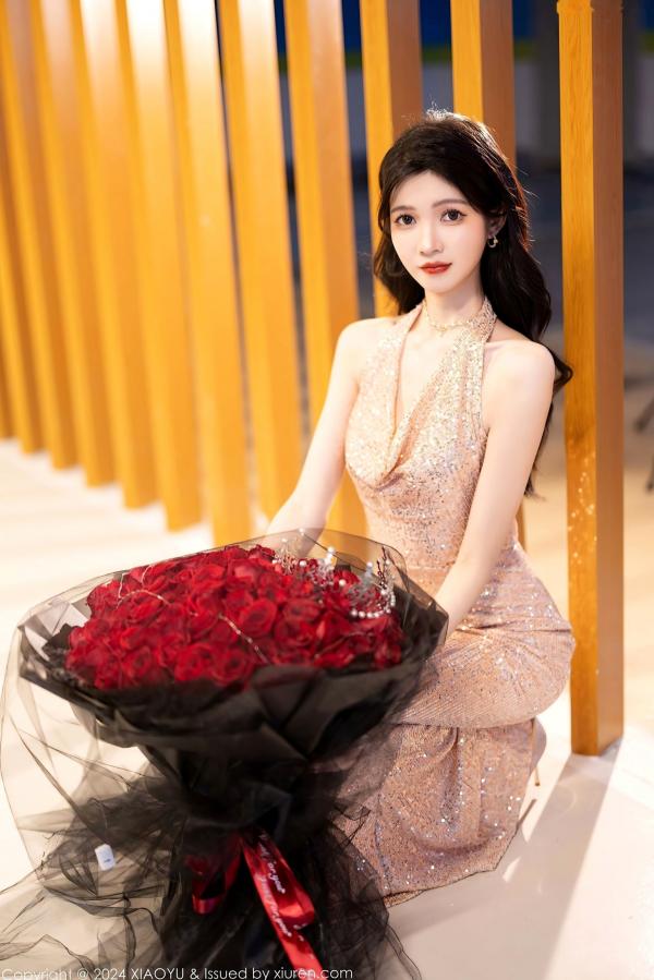 程程程   XiaoYu语画界-1195-程程程-淡金礼服长裙玫瑰花束与黑色轻透情趣内衣私房写真，极致黑丝诱惑，展现冷艳御姐氛围感-2024.01.31第10张图片