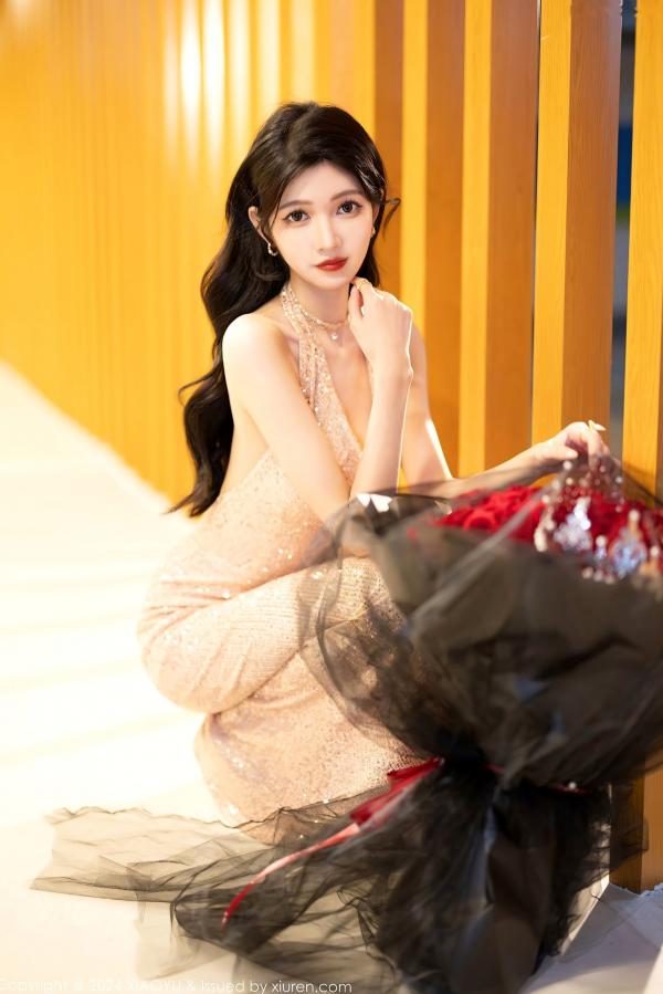 程程程   XiaoYu语画界-1195-程程程-淡金礼服长裙玫瑰花束与黑色轻透情趣内衣私房写真，极致黑丝诱惑，展现冷艳御姐氛围感-2024.01.31第16张图片