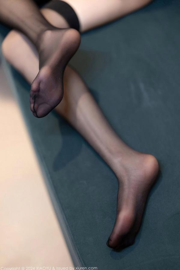 程程程   XiaoYu语画界-1195-程程程-淡金礼服长裙玫瑰花束与黑色轻透情趣内衣私房写真，极致黑丝诱惑，展现冷艳御姐氛围感-2024.01.31第63张图片