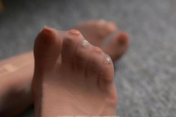兔兔   IESS异思趣向 兔兔《字母短裙》写真，身着紧身字母裙搭配肉色丝袜与高跟凉鞋，展现修长美腿与精致曲线，极具诱惑感的精品私房视觉盛宴第24张图片
