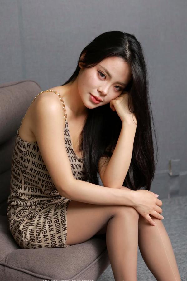 兔兔   IESS异思趣向 兔兔《字母短裙》写真，身着紧身字母裙搭配肉色丝袜与高跟凉鞋，展现修长美腿与精致曲线，极具诱惑感的精品私房视觉盛宴第31张图片