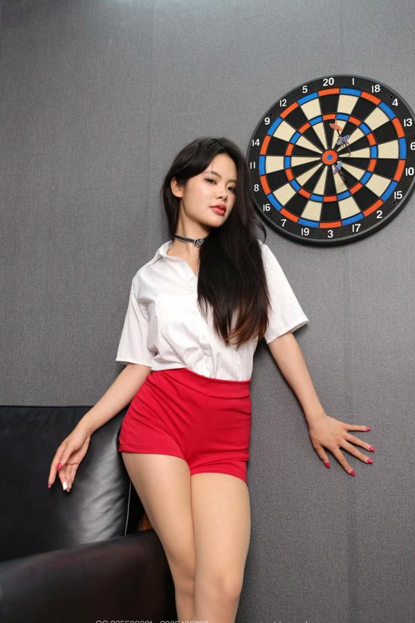 兔兔   IESS异思趣向 兔兔《性感红裤（上）》职业白衬衫配紧身热裤秀长腿，优雅高跟鞋尽显迷人女神气质，私房写真摄影第29张图片